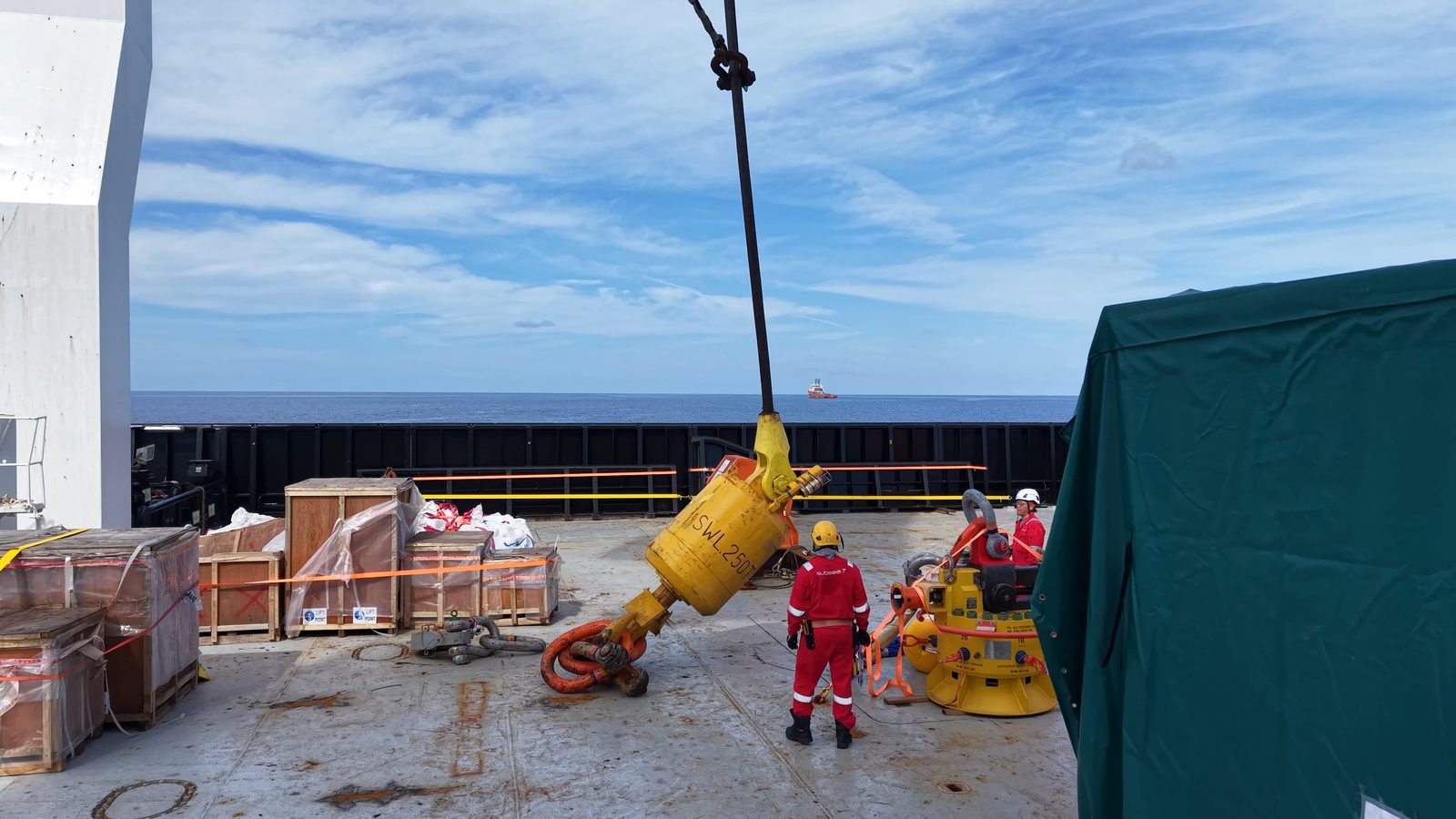 Crane lift on an offshore vessel deck