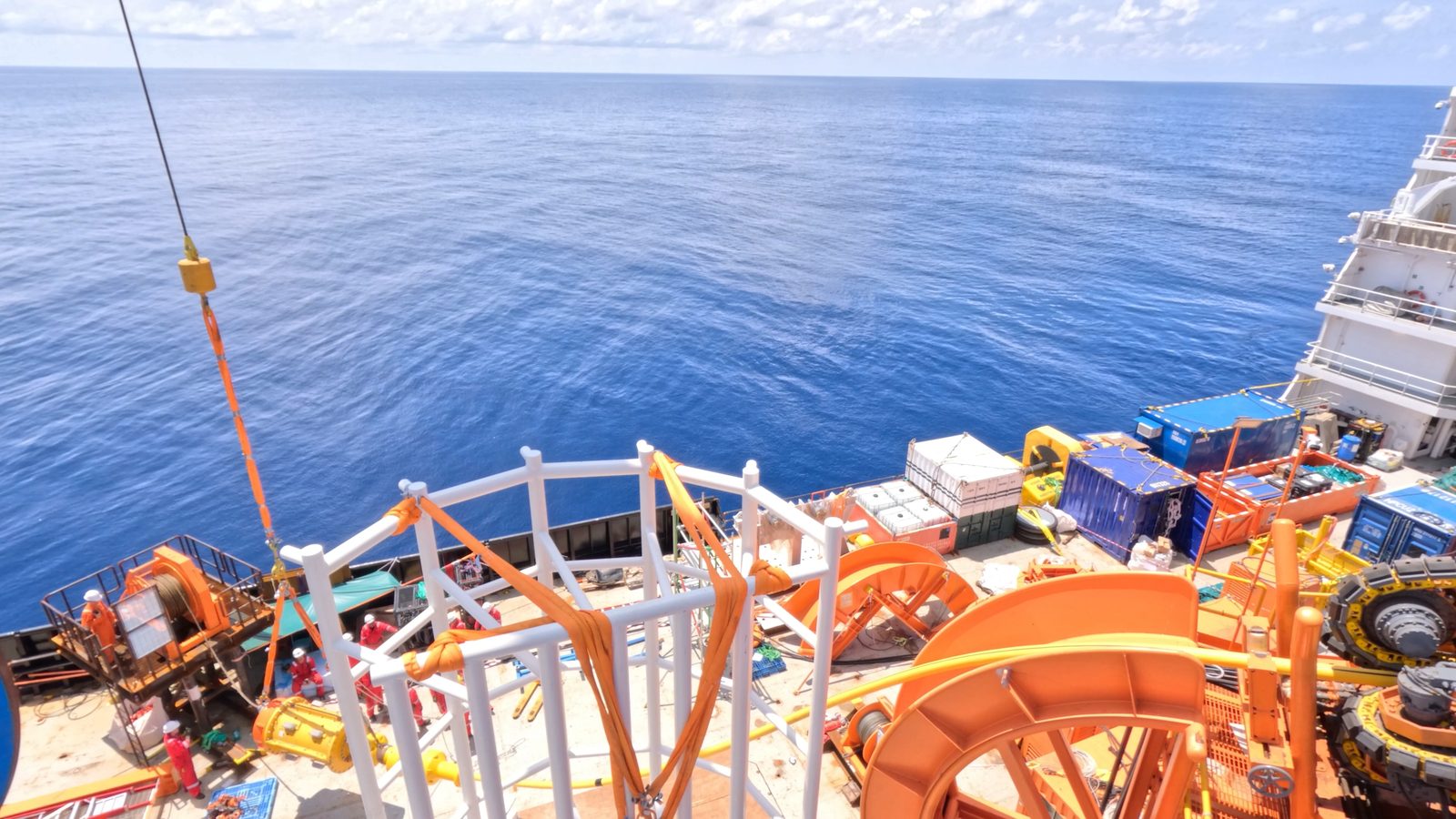 Lifting operation on a congested deck